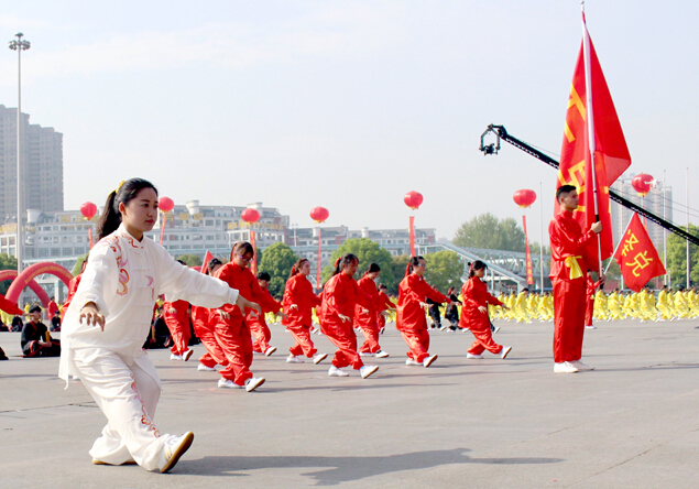 第八屆世界養(yǎng)生大會(huì)召開，學(xué)生及愛好者表演“千人五禽戲”