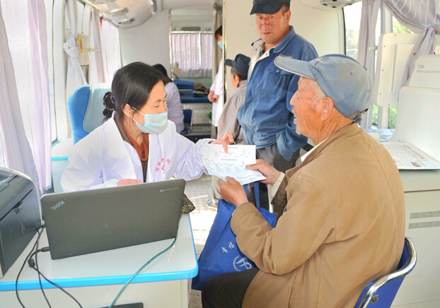 密云區(qū)中醫(yī)流動醫(yī)院到車道峪村委會巡診