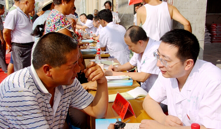 湖北省襄陽市中醫(yī)醫(yī)院組織大型義診活動(dòng)