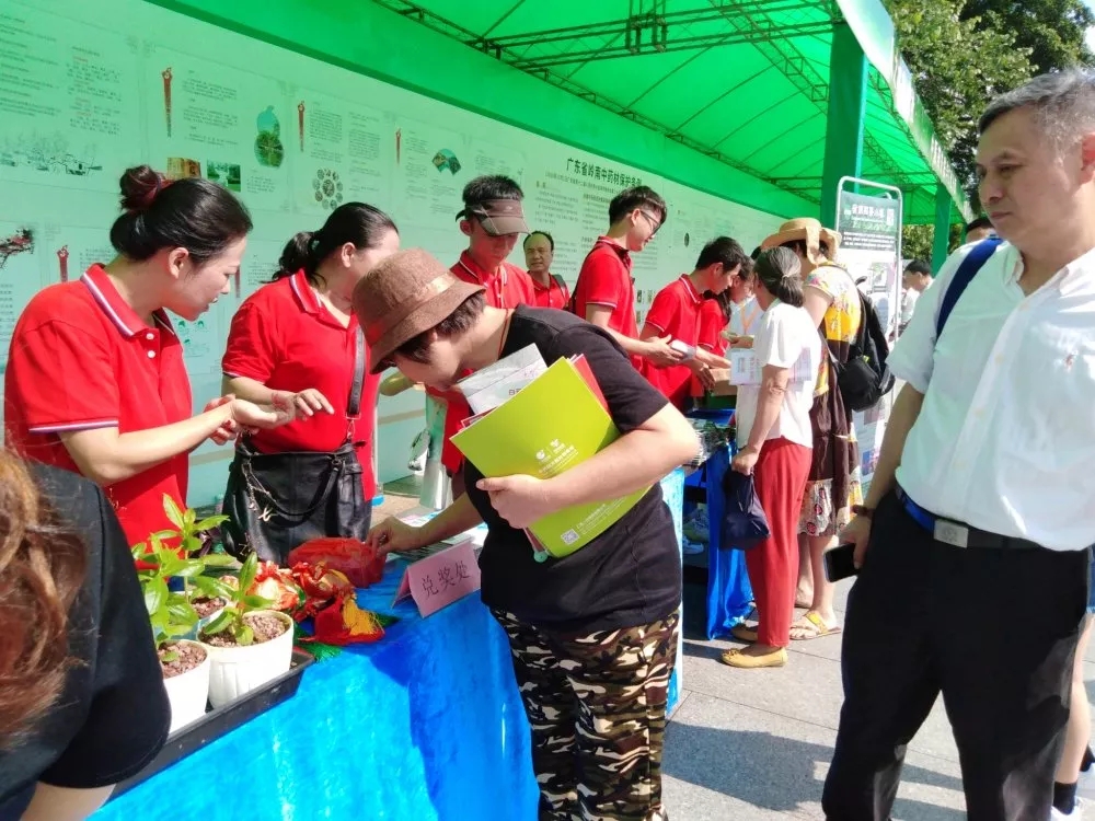 博覽園活動(dòng)團(tuán)隊(duì)開(kāi)始布置展臺(tái)，市民上前圍觀并積極詢問(wèn)