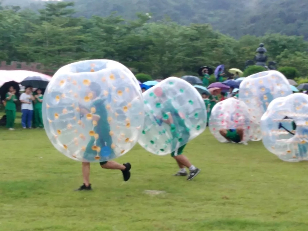 同學(xué)們在雨中游戲